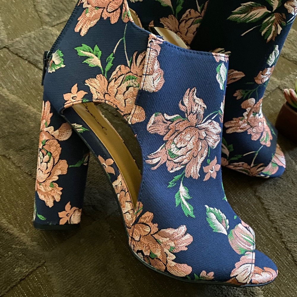 Flower Booties - Picture 2 of 7